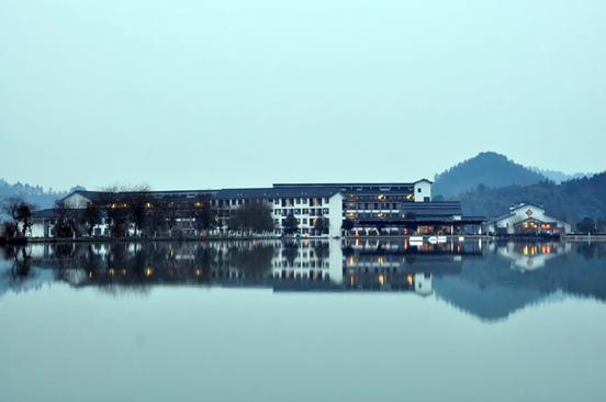 一山一水一湾泉，明月山天沐温泉，让有趣的灵魂不期而遇