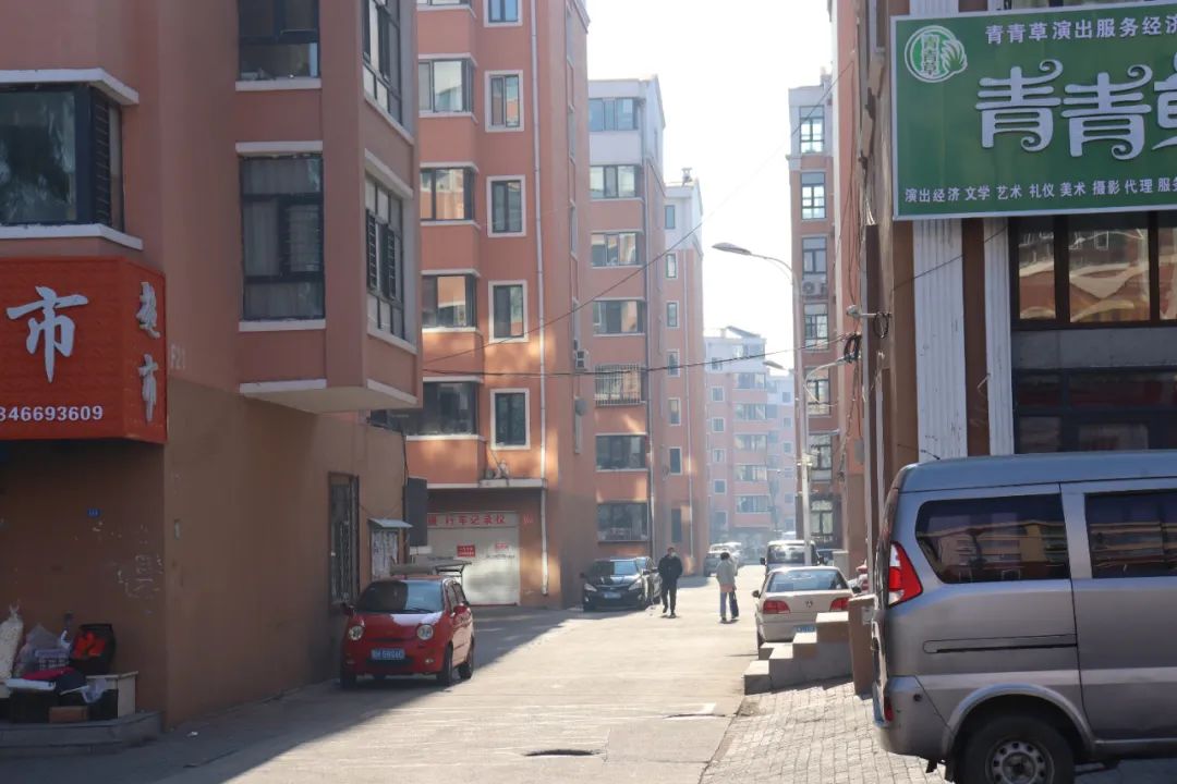 鹤岗乌托邦别墅地址,鹤岗乌托邦烤羊腿南山店