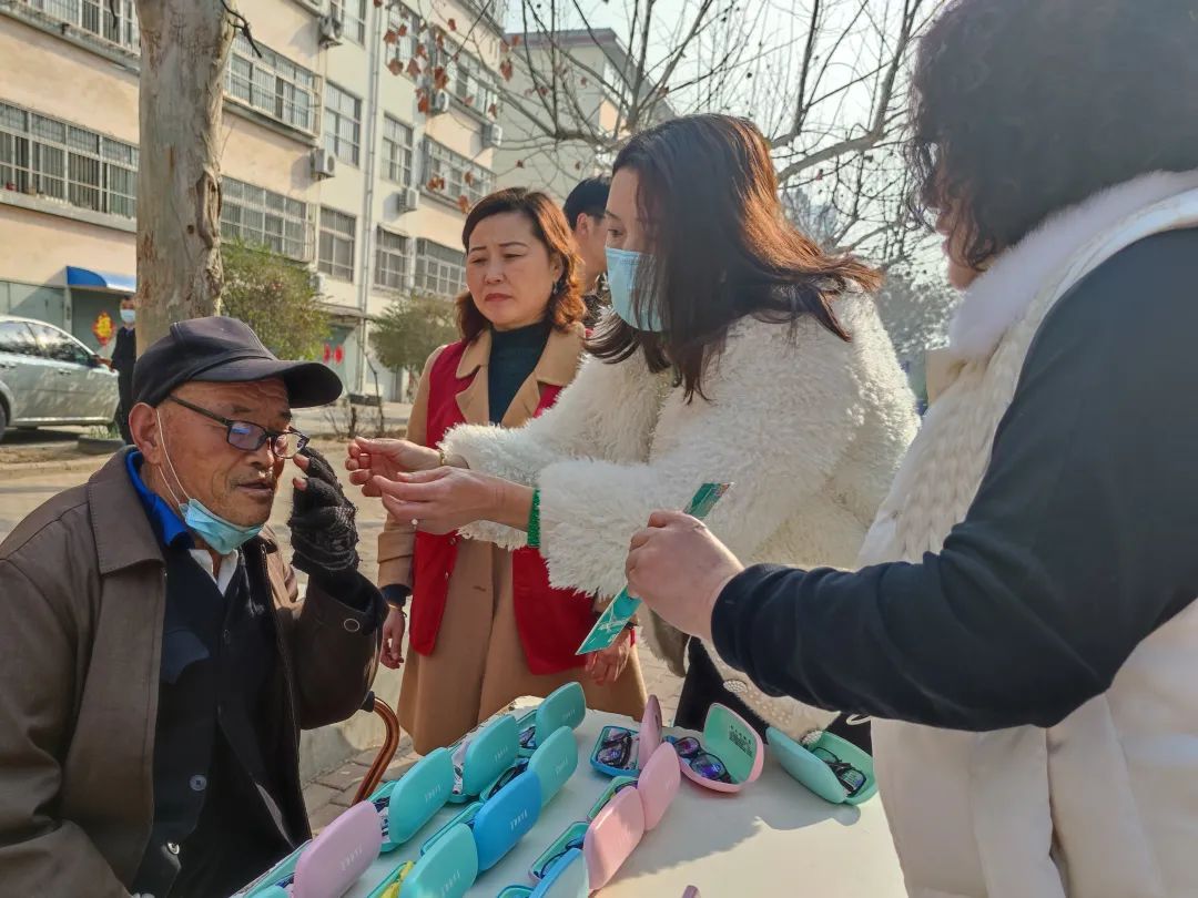 蒙阴街道新华社区:弘扬雷锋精神,服务居民群众