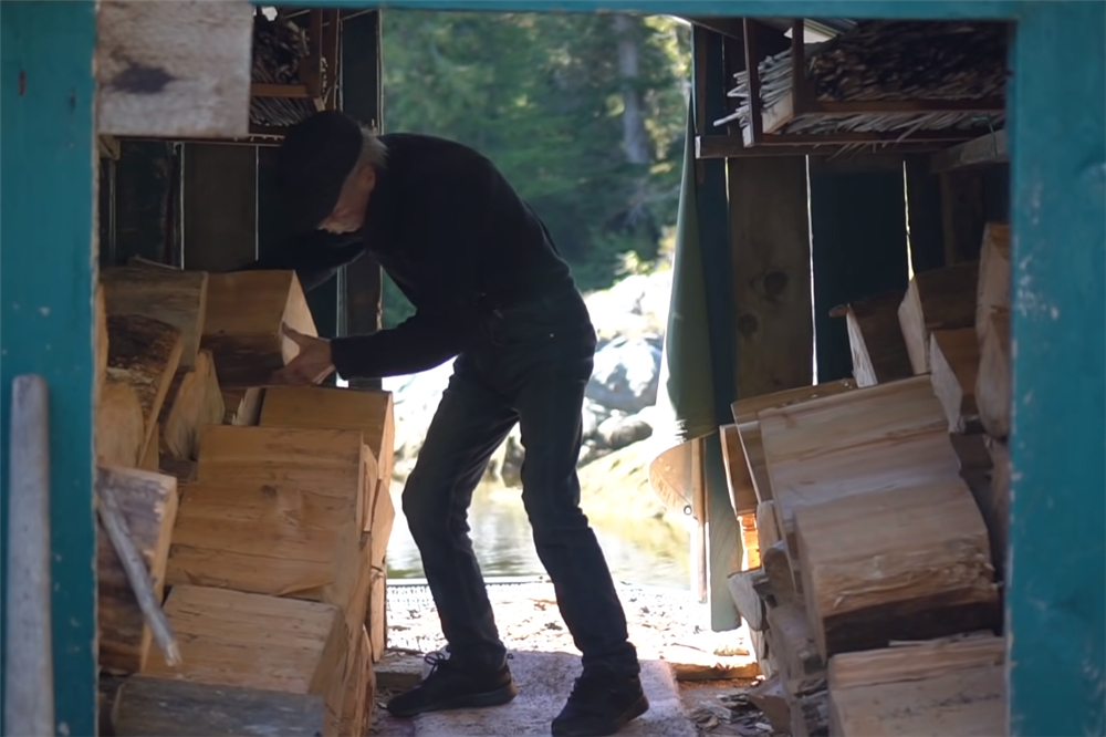 夫妻二人买下海岛过起隐居的生活,夫妻隐居小岛与世隔绝