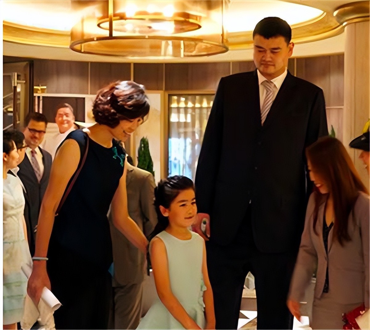 姚明与妻子叶莉,姚明妻子叶莉体重多少