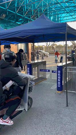 欢乐网图：手机带了但快没电了，又要用也没法充电，那才叫难受呢