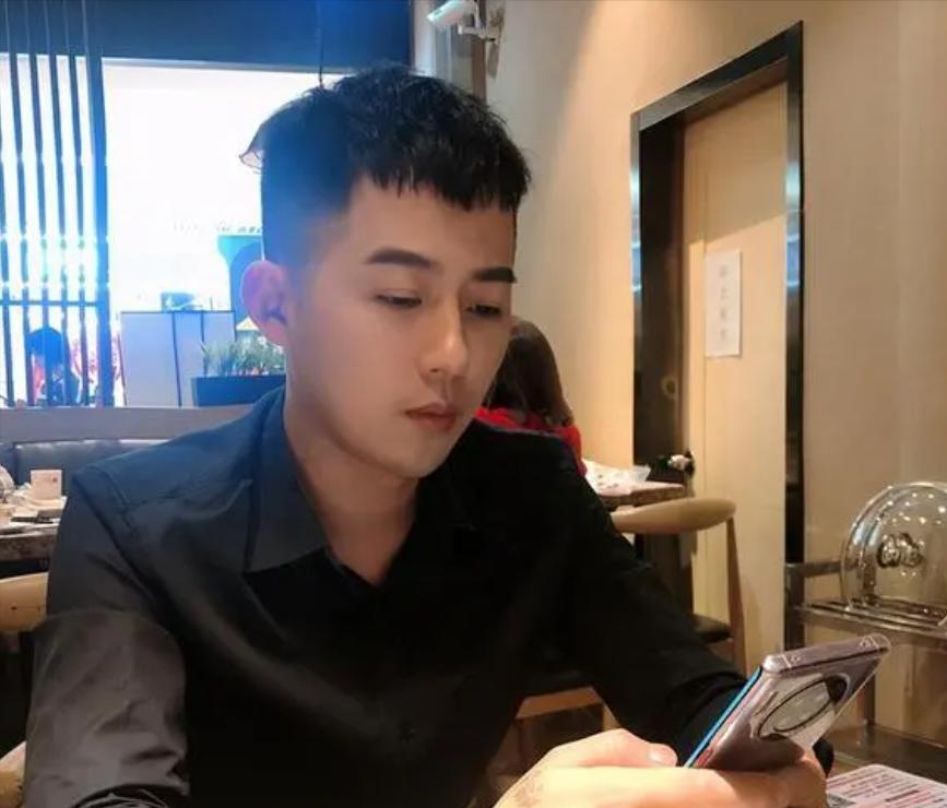 23岁空姐带同事回婚房过夜被现场捉奸!未婚夫花费百万被绿又被骗