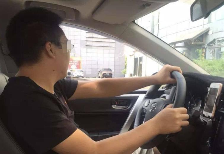 南京女老板被男司机下*情催**药,药效过强,使其当众出丑酿成悲剧