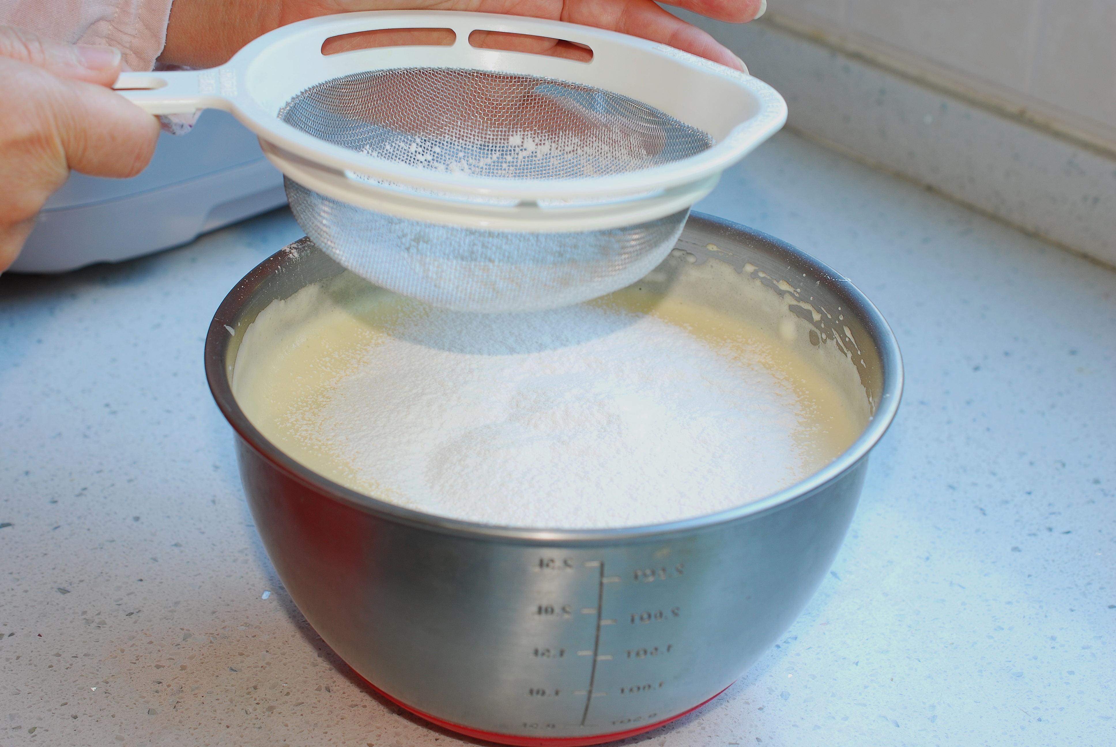 不用分蛋打发的纸杯蛋糕,不需要打发只用鸡蛋的电饭煲蛋糕