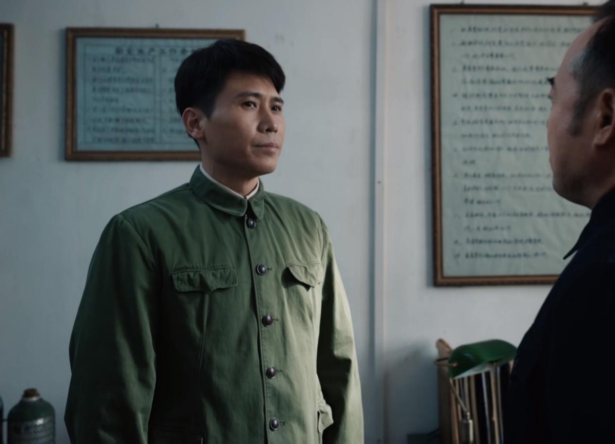 用假发遮住额头就是少男？37岁唐曾演大学生，满脸褶子太辣目