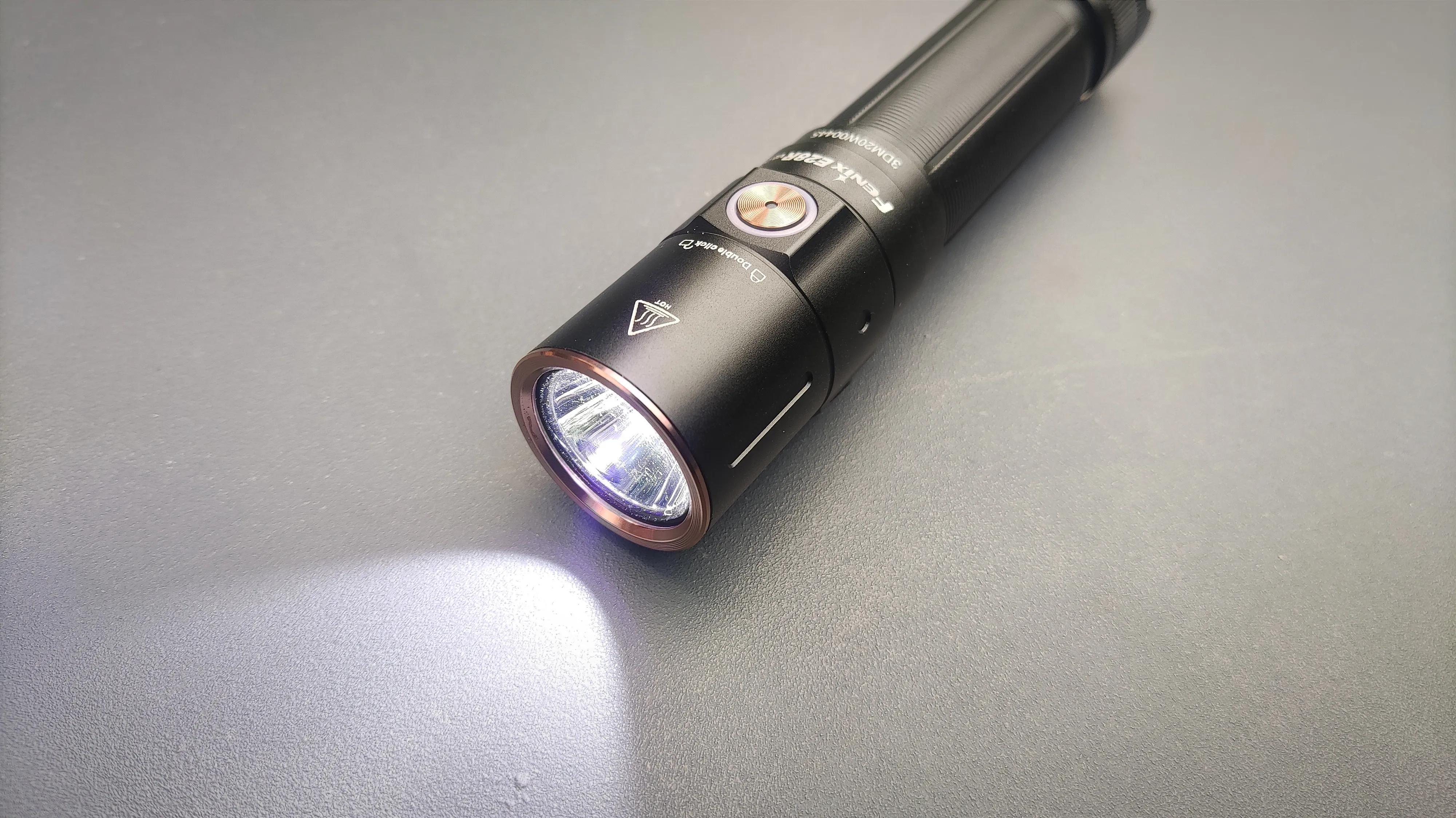 经典新升级，全能EDC便携直充小直——菲尼克斯E28Rv2.0手电评测