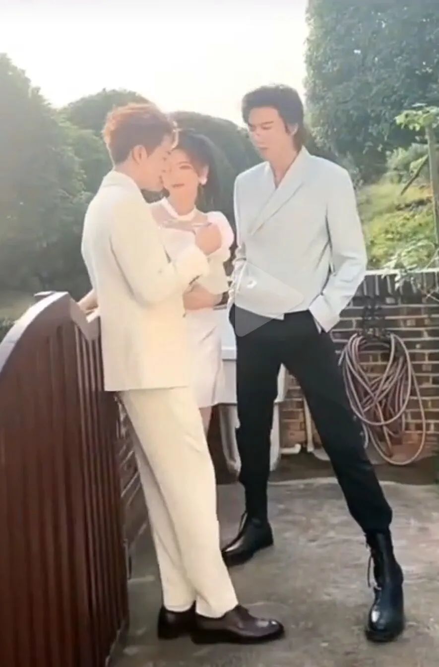 空气骑马、劈叉抱、鸟替，电视剧不敢拍的全景，真的不会笑场吗？