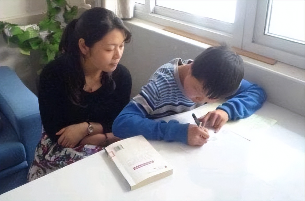 老师要求家长在试卷上签字并点评,家长给学生试卷签字该怎么签