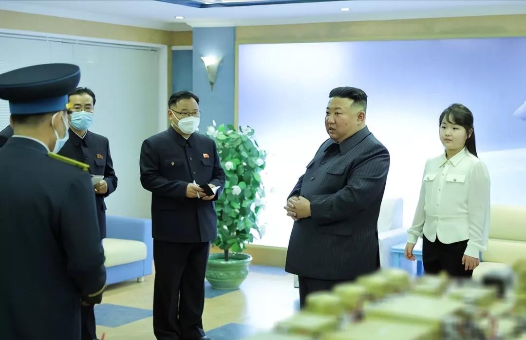 朝鲜第一千金又随金正恩见世面!9岁穿白衬衫配黑裤又飒又美