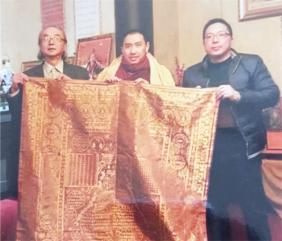 北京男子花9万买件破袈裟,2005年男子花9万买破袈裟