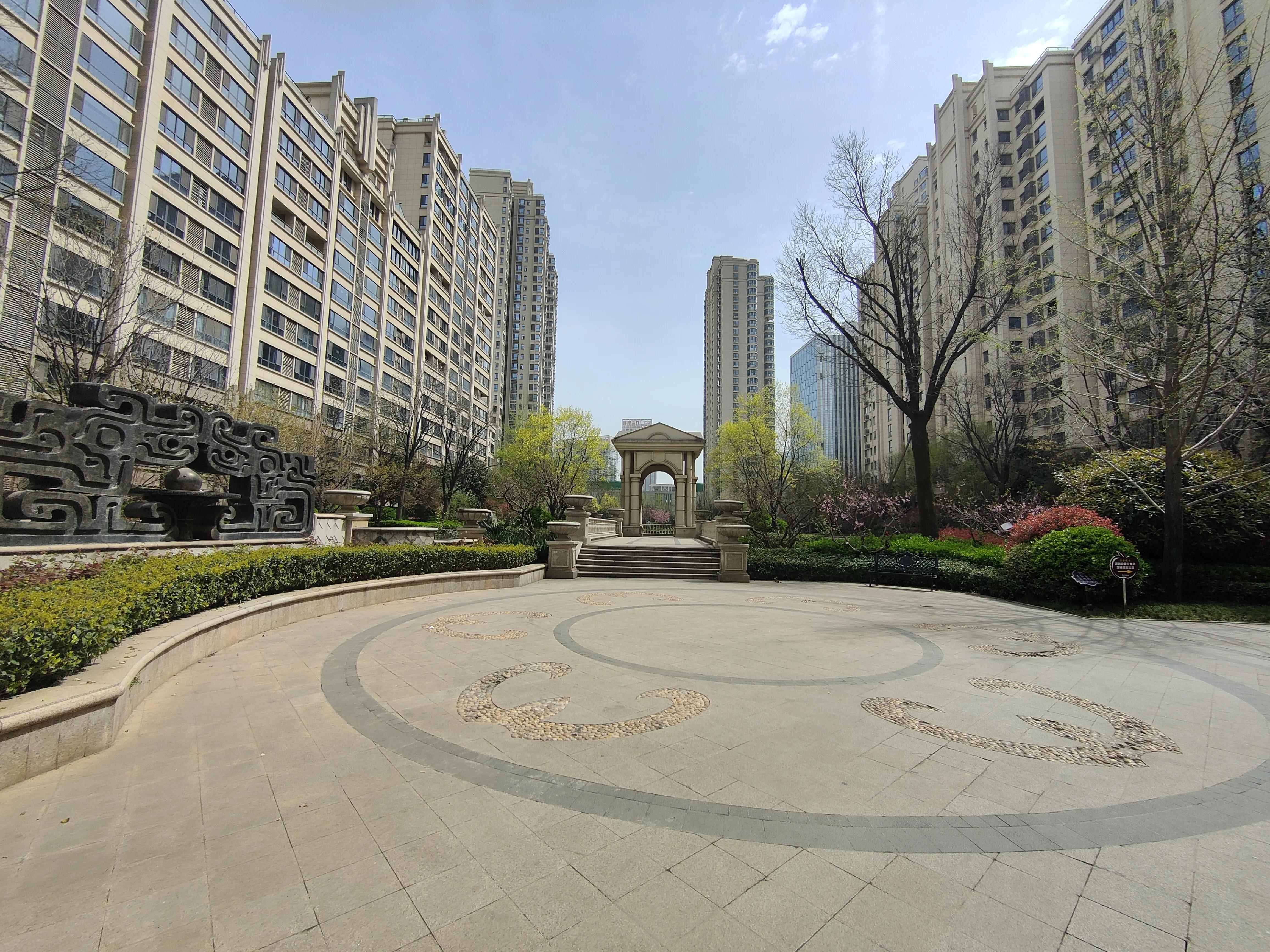 曲江龙邸距离曲江二小多远,曲江龙邸的房子值得买吗