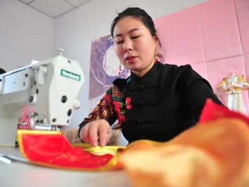 300位农村妈妈靠做古风娃娃增收，有网友表示：这玩意儿太渗人