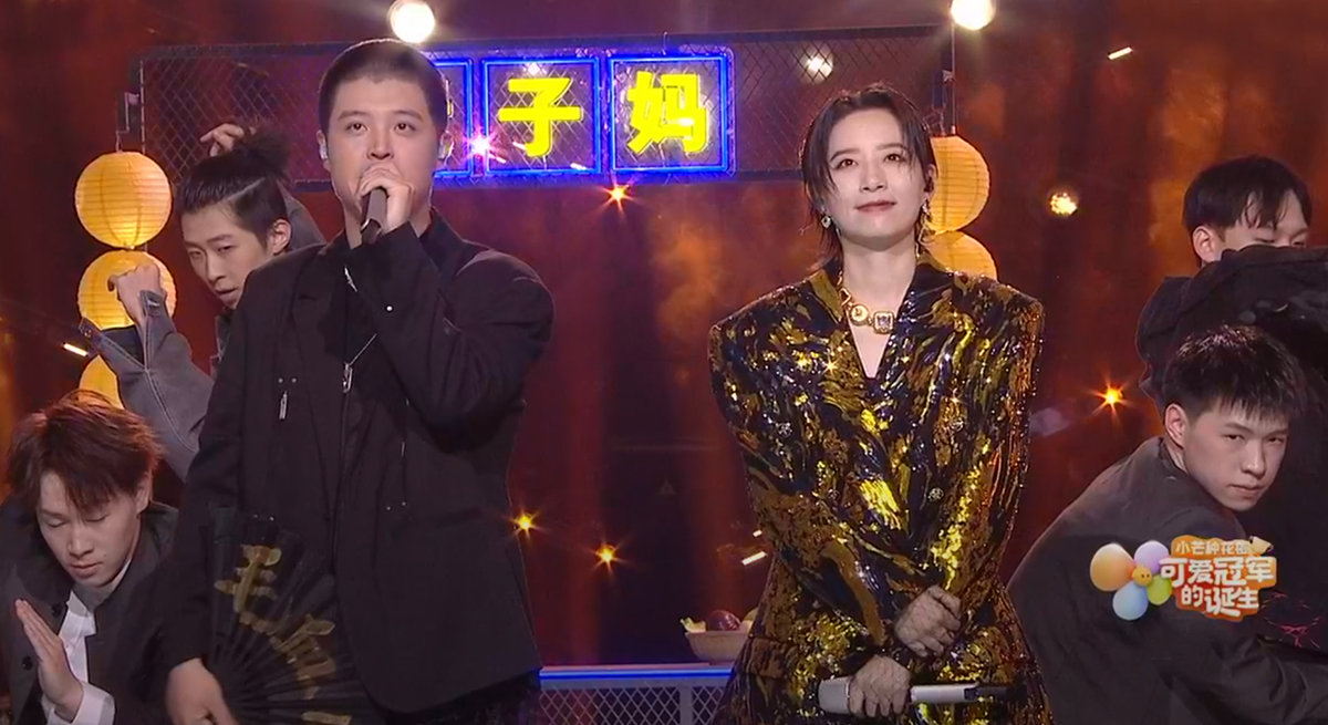 芒果电商晚会：6人主持团抢眼，4小花同台比美，何炅接班人被替代