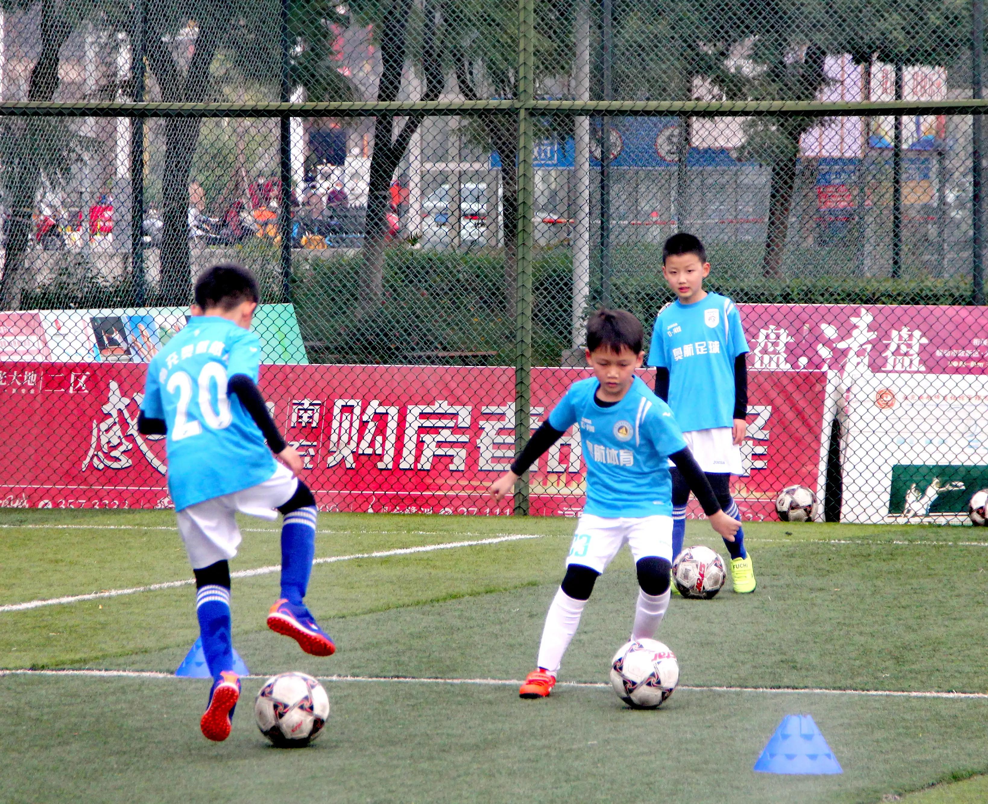 聚焦奥航少年风采：用青春的激情点燃对足球的热爱