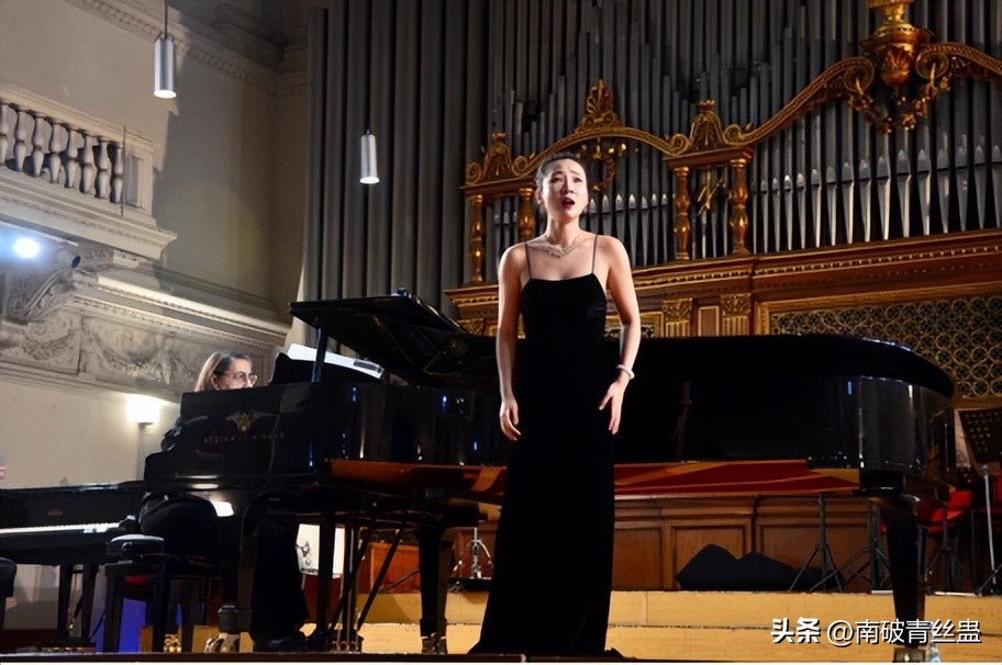 钢琴伴奏对声乐的影响,歌唱中的钢琴伴奏是如何配合的