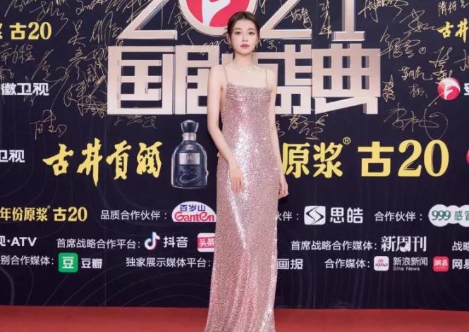 因为肩塌而红毯翻车的女明星,各个女星的红毯穿衣事故