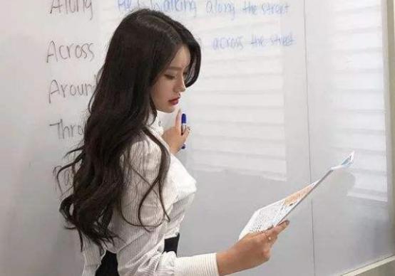 老师上课穿gk服家长质疑,教师穿jk上课引争议