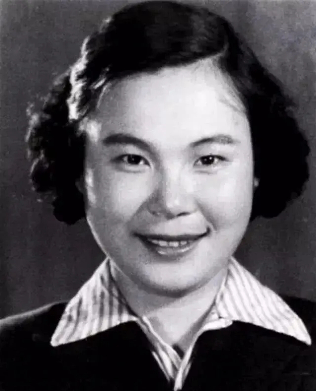 电影《钢铁战士》，张平主演，贺高英演的女特务曾让孩子不敢出门