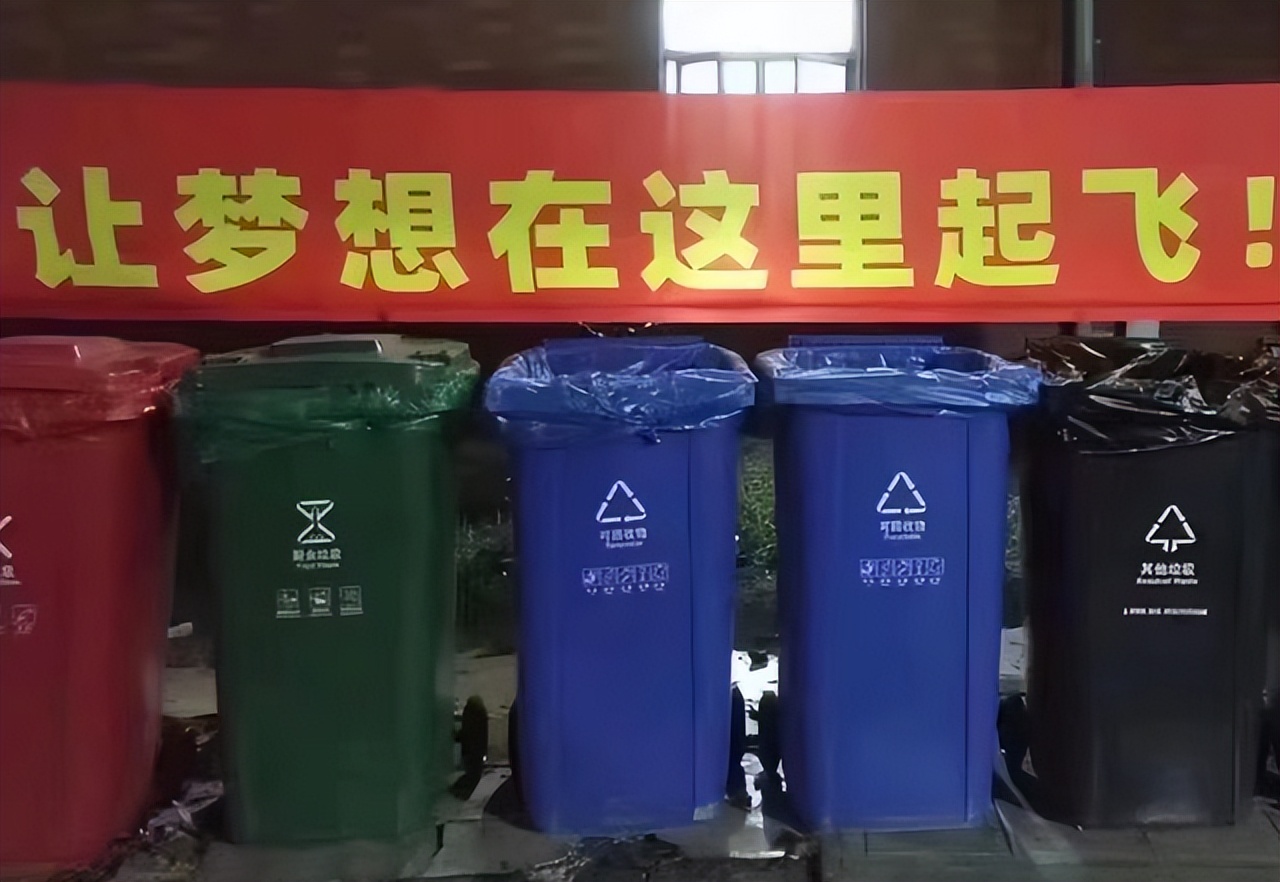 劝你不要太过分！大学生晒出校园内巧合瞬间，校长尴尬到连夜跑路