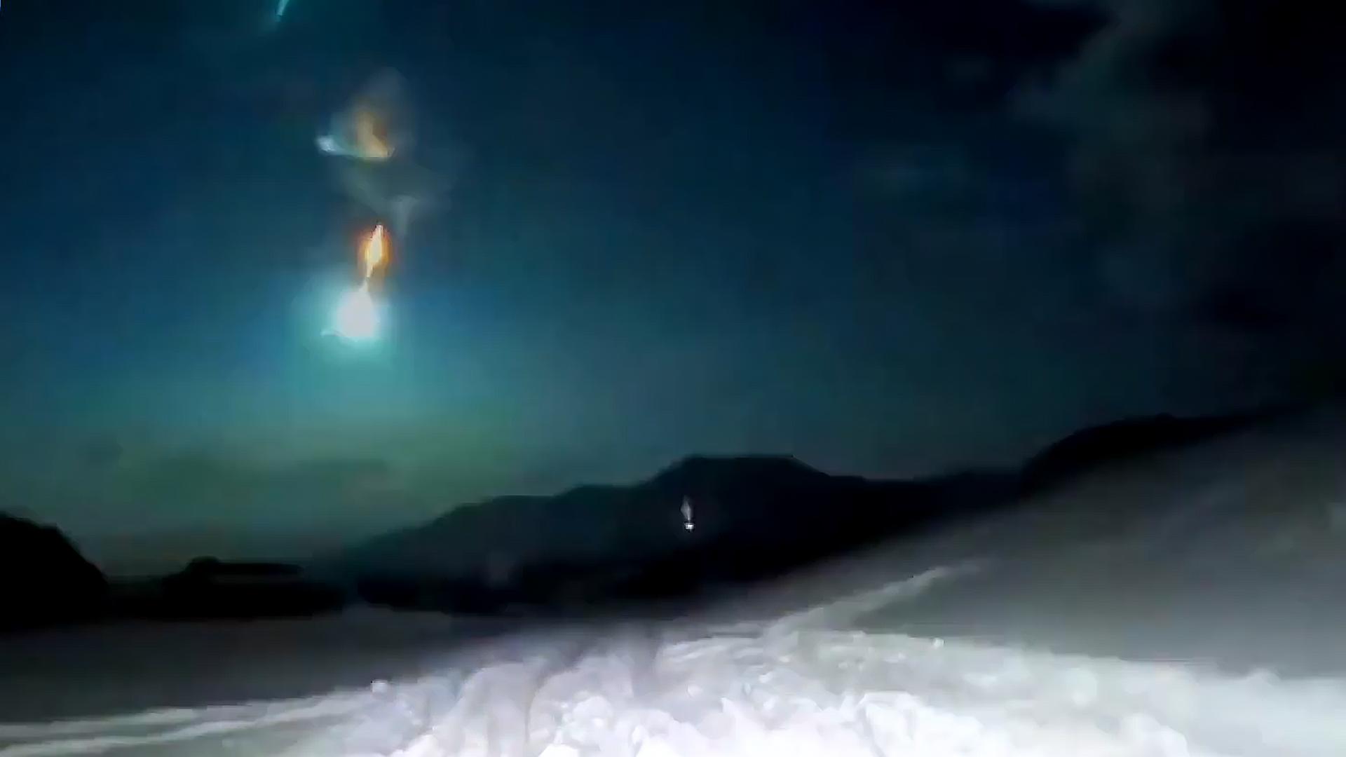 多地惊现“天降火球”奇观,安徽几十年前空中出现不明火球