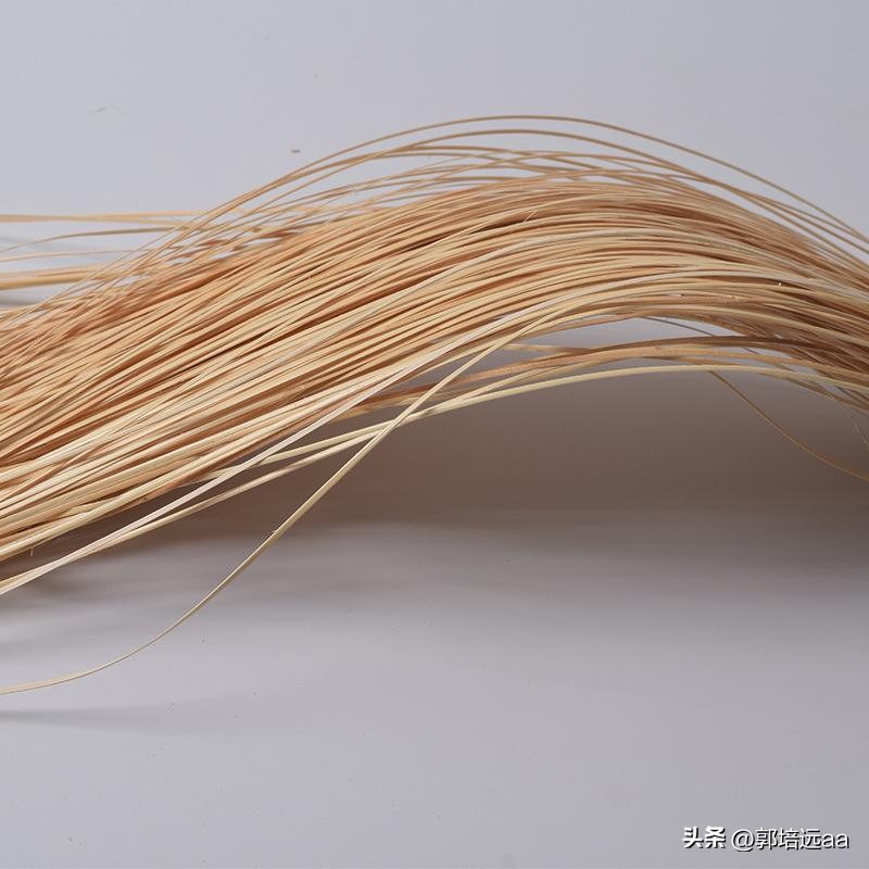 钢、竹、藤在混凝土中作钢筋的比较研究：拉伸和弯曲特性