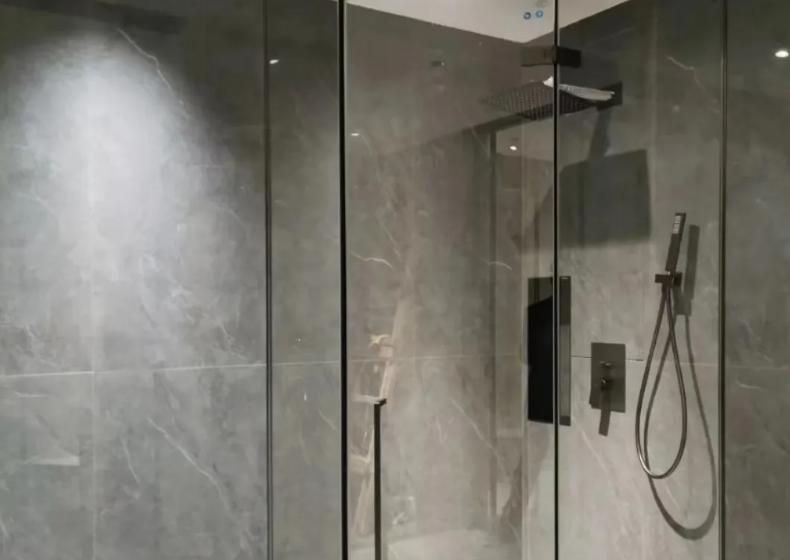 钻石型淋浴房不用玻璃怎么做,适合老人使用的淋浴房不用玻璃