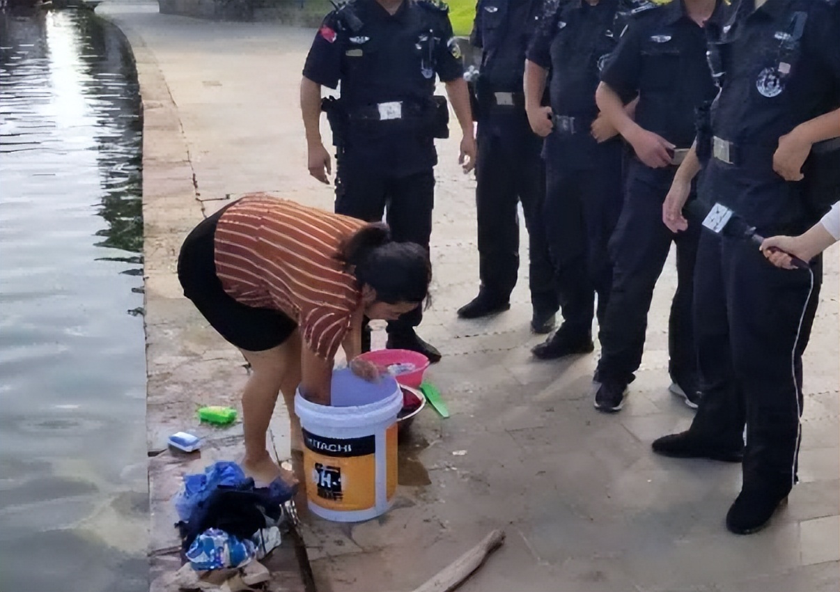 农妇洗衣服,农妇河边洗衣服引争议