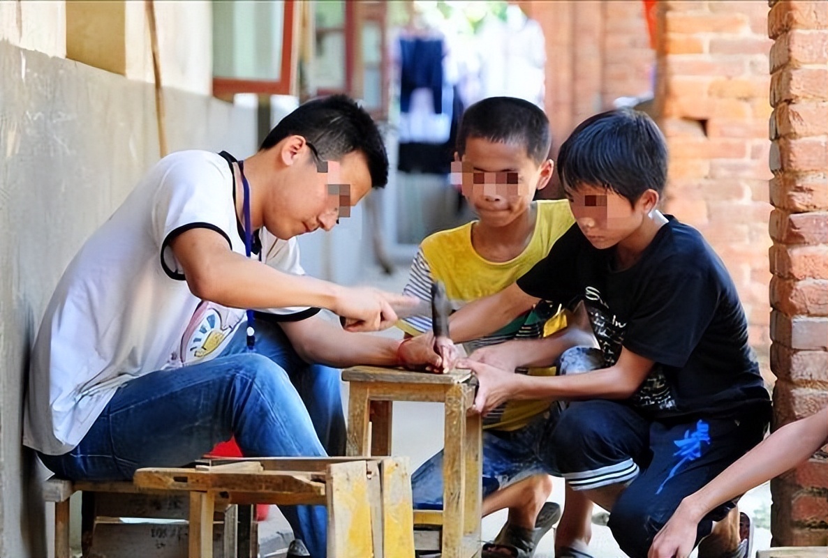 案例：1万压岁钱给不起，妈向全家宣布家规：一个孩子，最多200