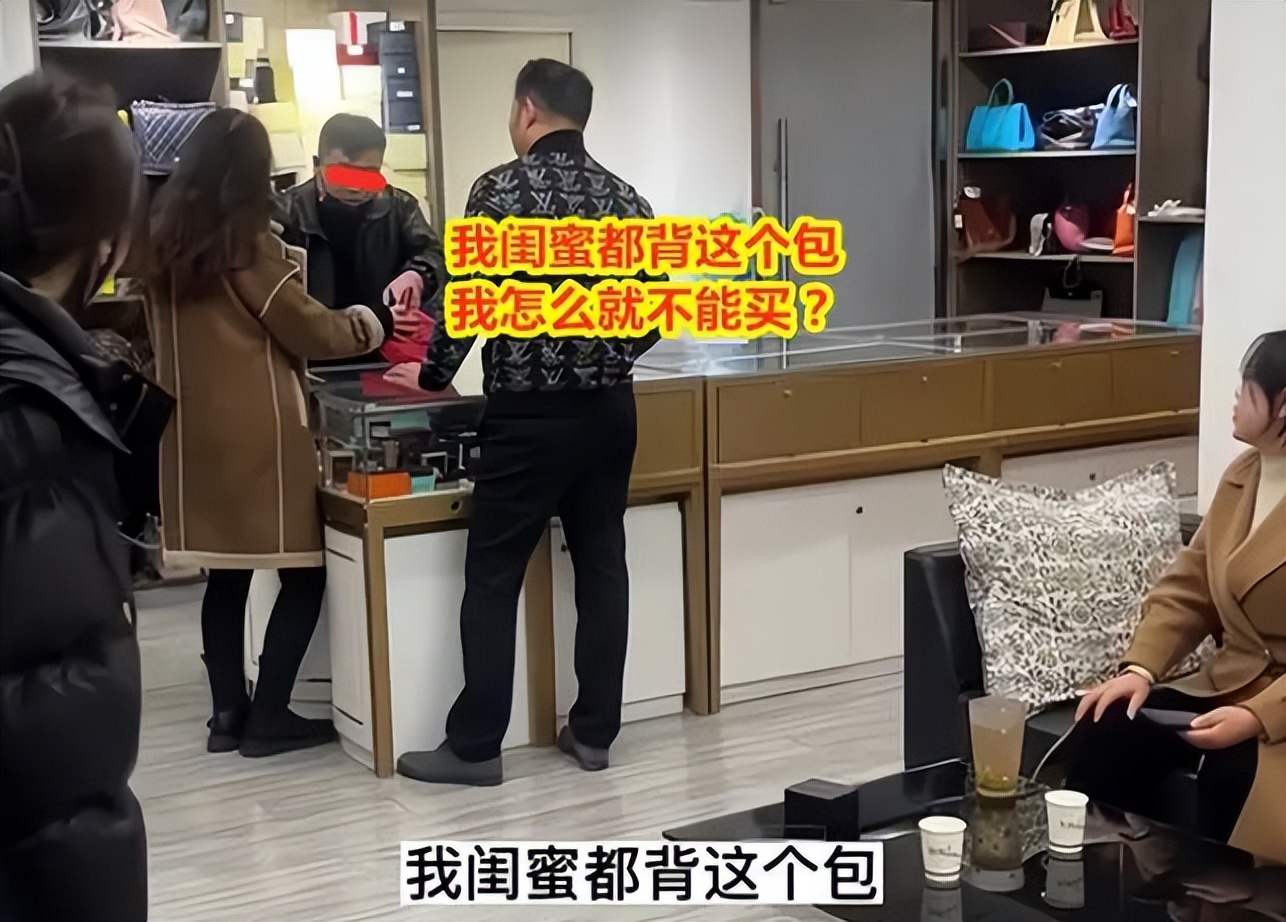 男子月挣4000，妻子花5万八买包，男子：要么退掉，要么离婚