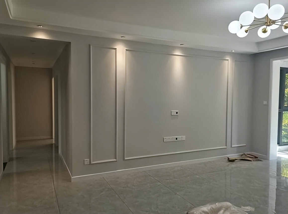 新房简单装修完工，客厅做双眼皮吊顶，电视墙材质是石膏线