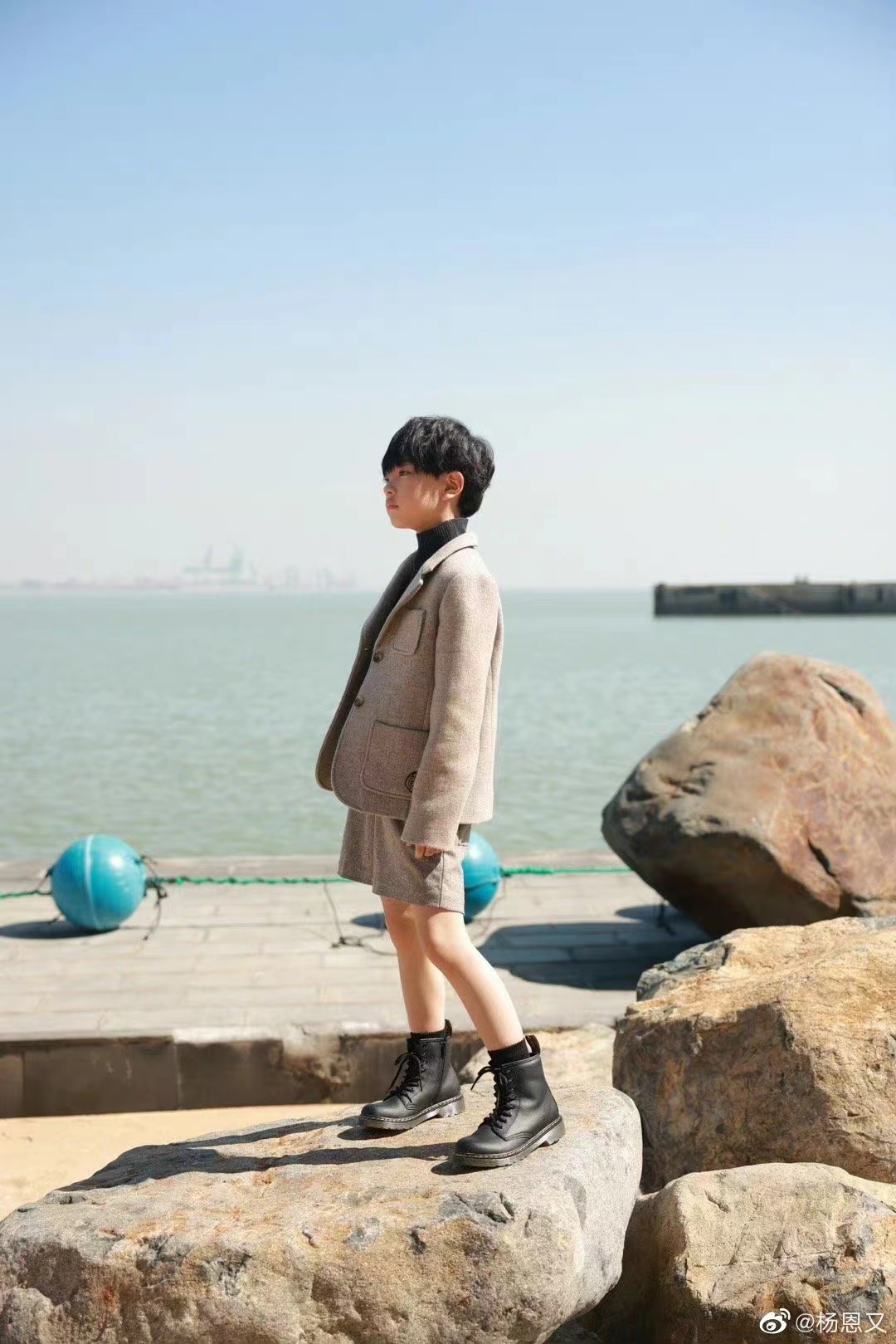 9岁的杨恩又好圈粉，短呢套装搭配马丁靴，剪短发后又帅又可爱