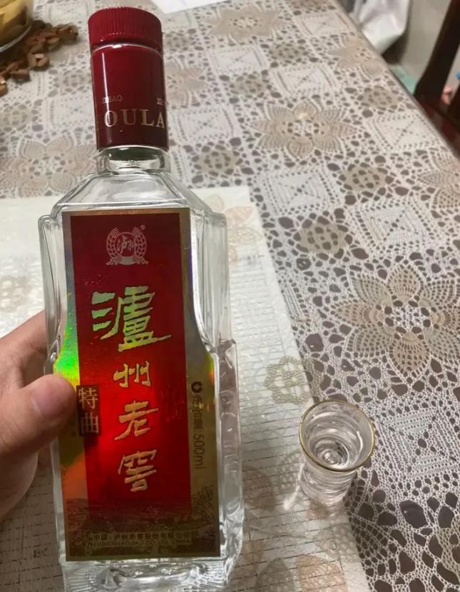 通过酒瓶自带信息能判断酒质吗,怎么认识酒瓶上的标签是纯粮食酒