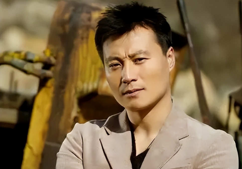 他9块钱娶了老婆住9平米的地下室7年,成名后也坚决不*妻换**