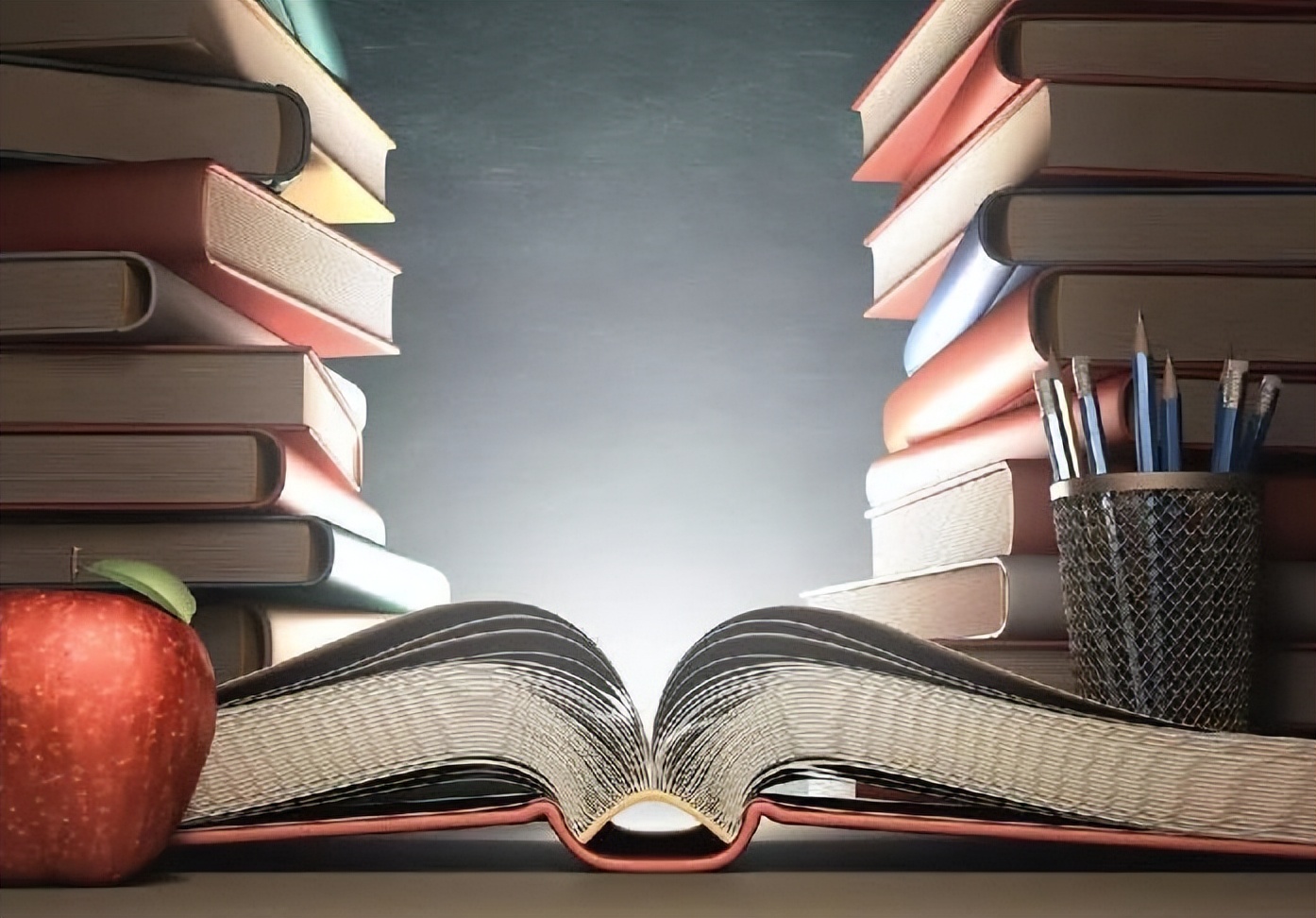 回顾美艳董事长落马，21岁刚毕业就当上了当地局长，疑似权色上位