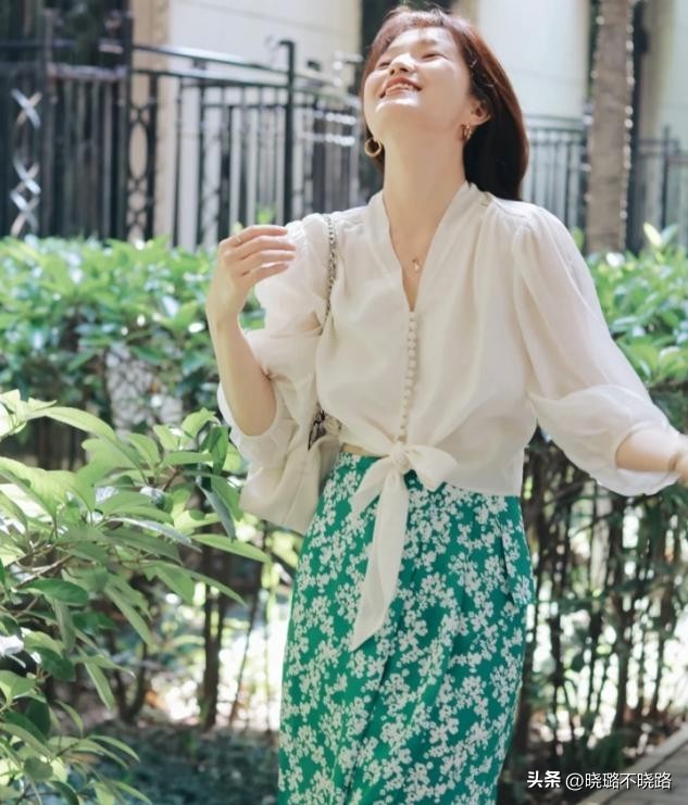 今年流行的“法式衫”，很适合三四十岁的女人，时髦优雅还百搭