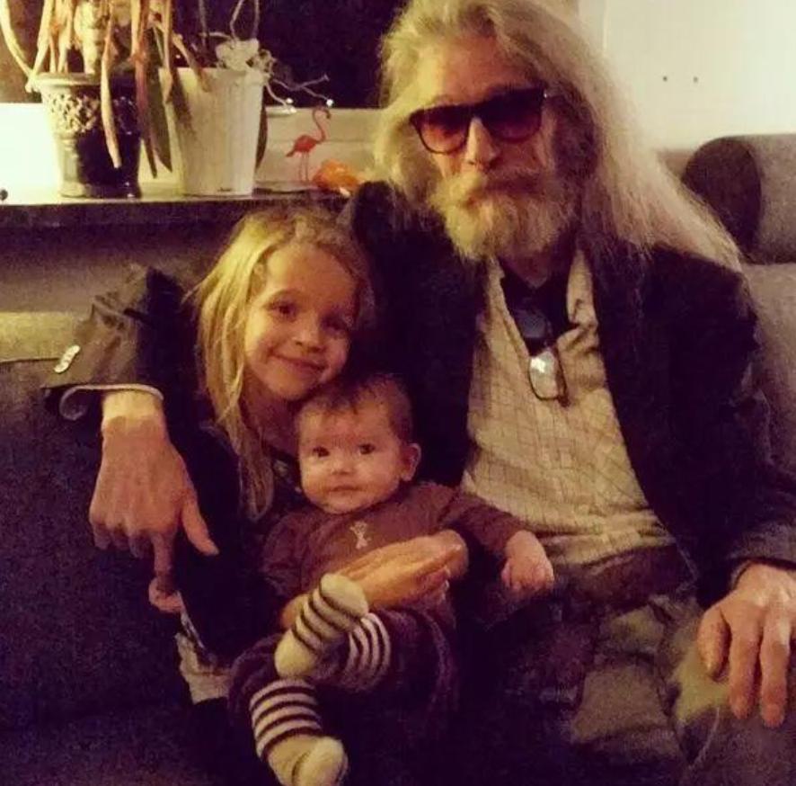 “世界第一美少年”，15岁被谣传死亡，美是原罪？今67岁白发飘飘