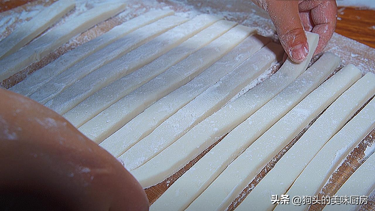 糯米粉炸的酥酥脆脆才不起泡,用糯米粉做酥酥脆脆的小零食