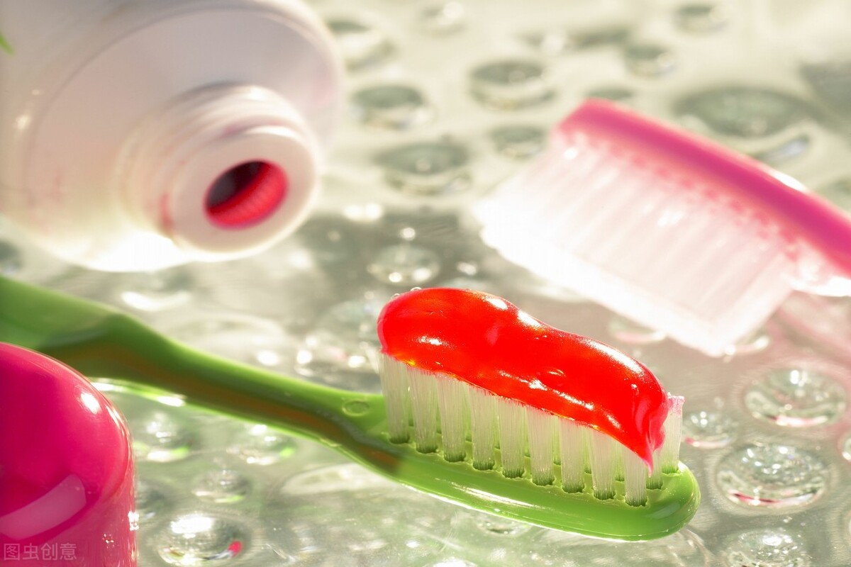 不含氟的牙膏刷牙会中毒吗,不含氟牙膏是不是智商税