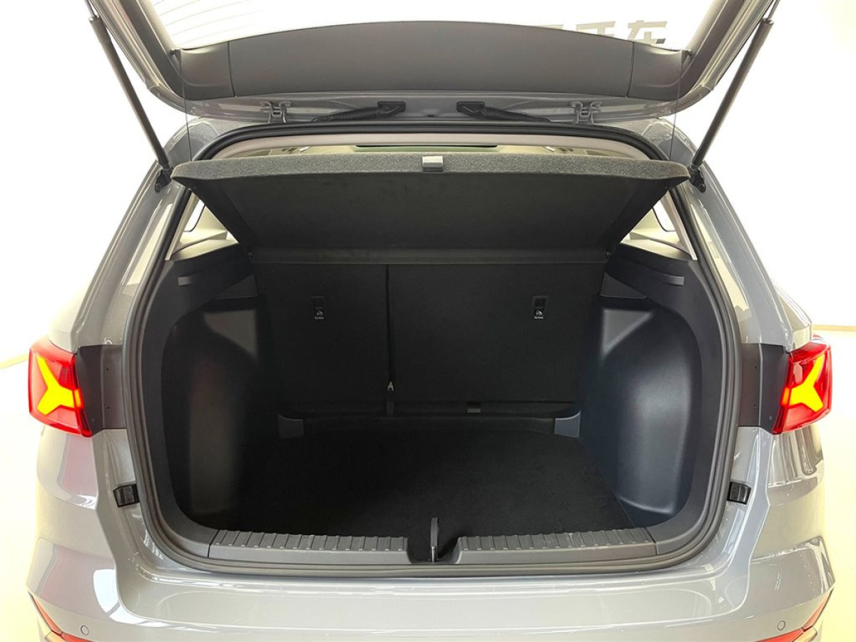 vs7改装内饰灯,改装车窗饰条后还能年审吗