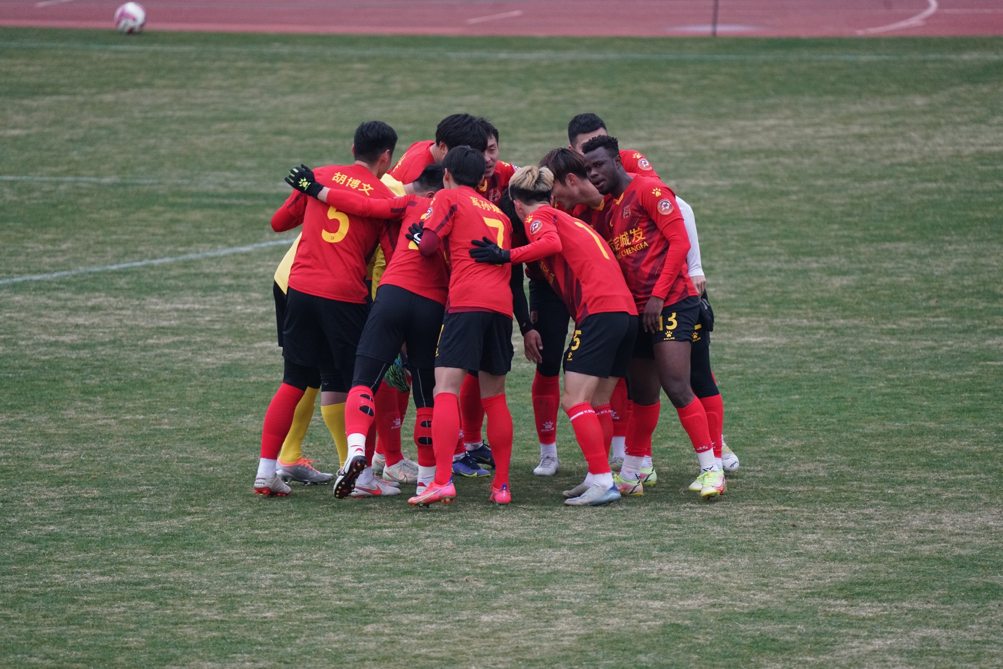 市足协主席柳海光一行来嘉定考察调研并观看嘉定汇龙热身赛