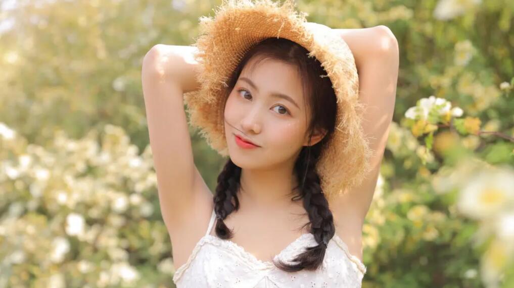 女生会对你说这三句话暗示你,肢体语言看出女生对你的态度