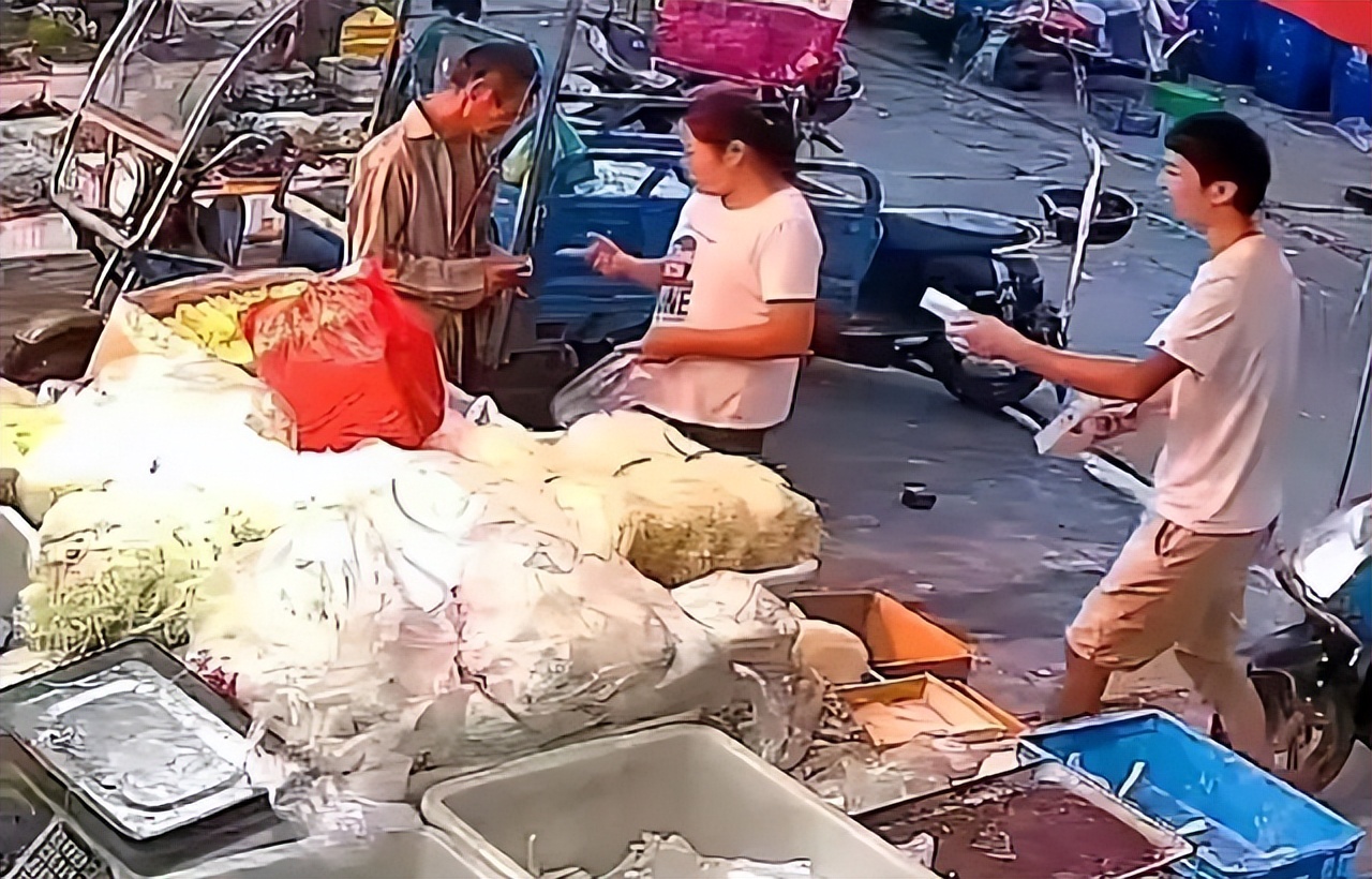 温州卖面条老人,浙江温州老人用手画钱币买面条