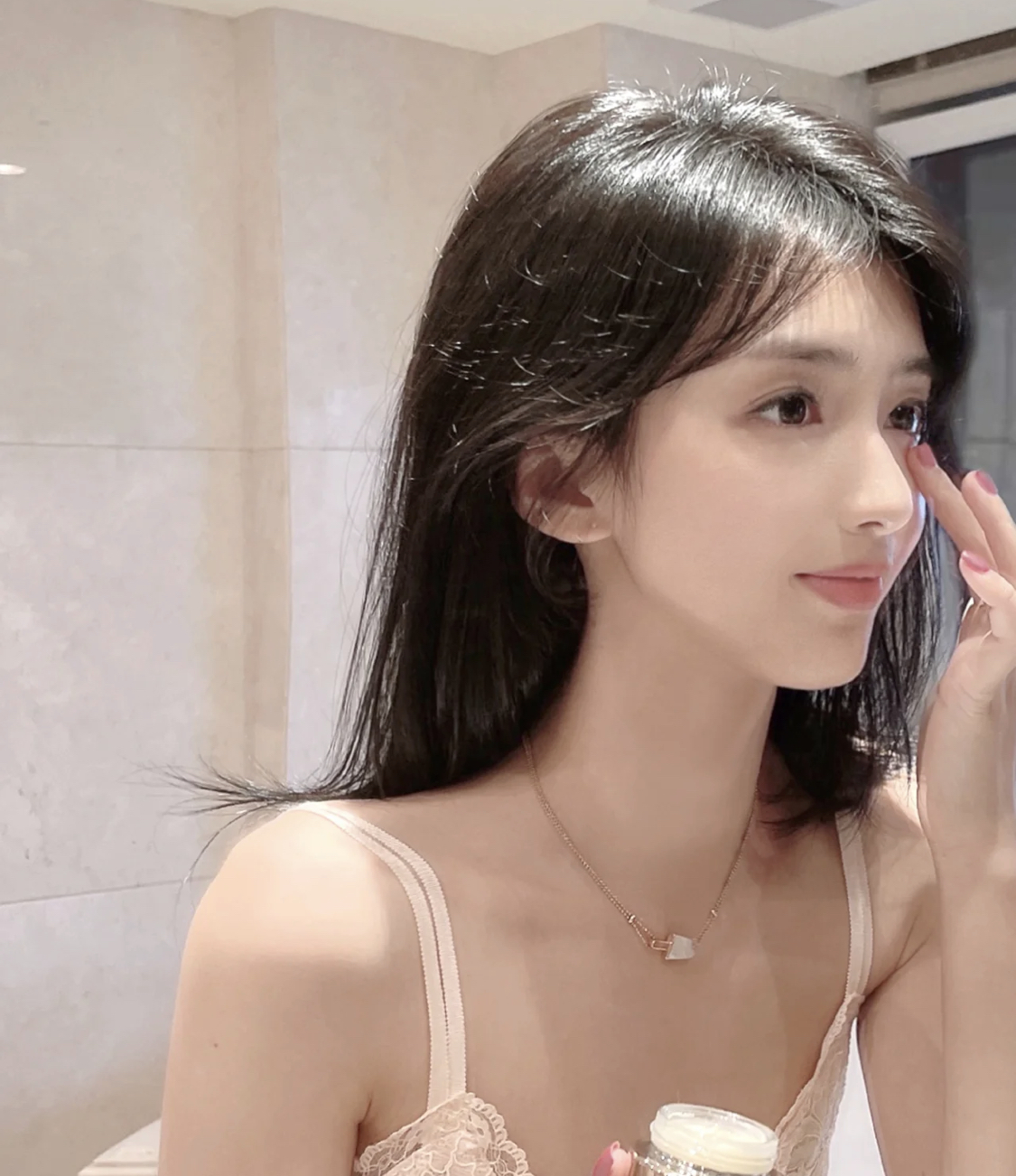 天冷了别只会敷面膜，3样护肤品经常用，保湿抗老，让你水润过冬