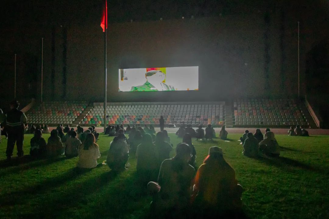 同城热搜第二！《大三女生》开播即热播