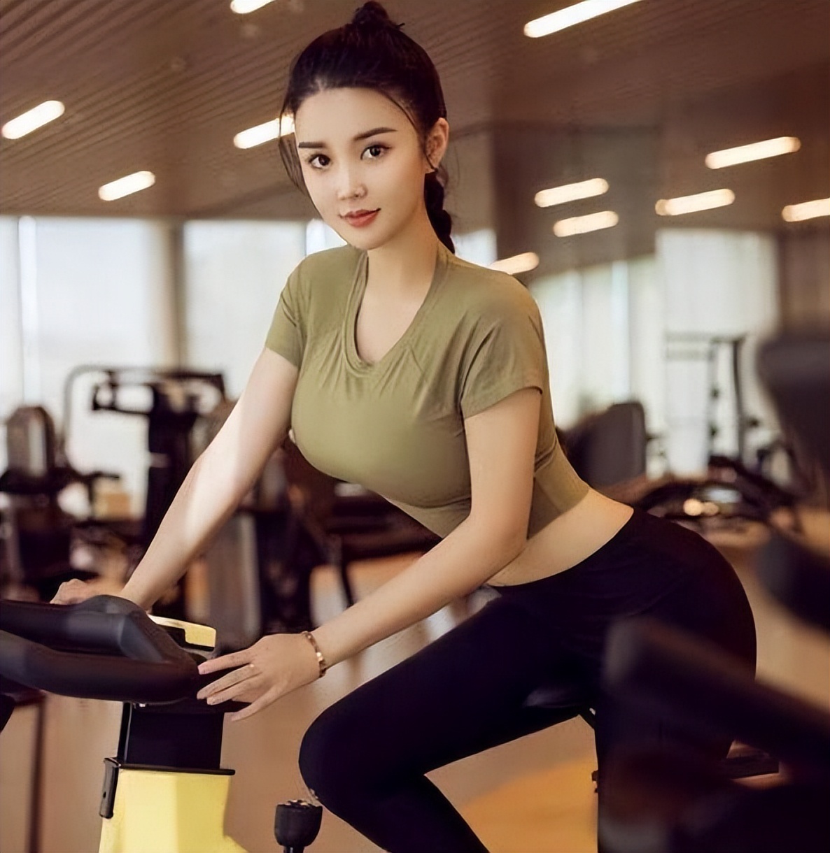 身高186的东*姑北**娘，本以为只剩下高了，看到长相和身材：我酸了