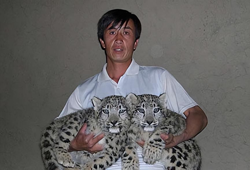 云南农村小伙捡到一只小猫,小伙捡到一只活体小猫