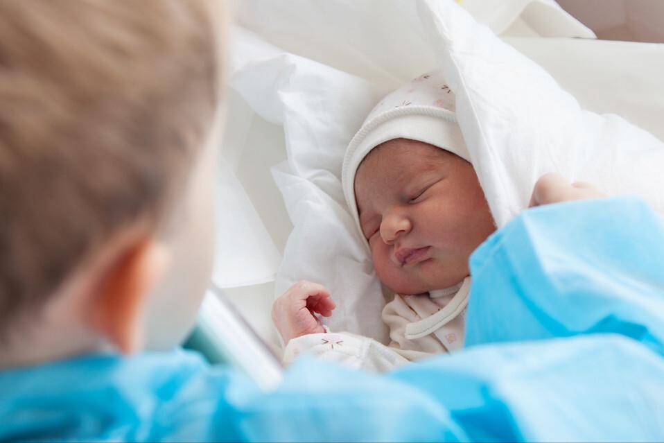 小春花剖腹产恢复力惊人,被疑“假生”?这年头的女人不能太坚强