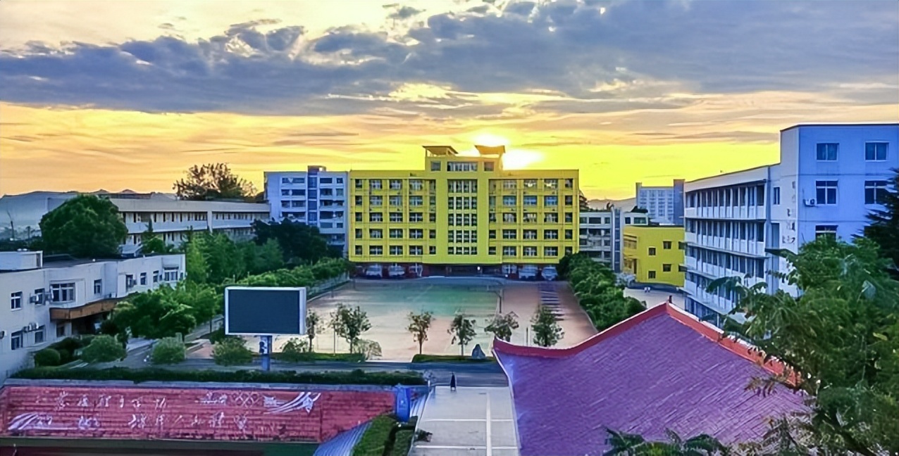 南充高坪高中校区,南充高中高坪校区的初中怎么样