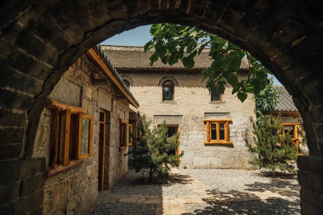 神仙眷侣辞掉高薪工作，爆改废弃山谷，悬崖高空造无边恒温泡池